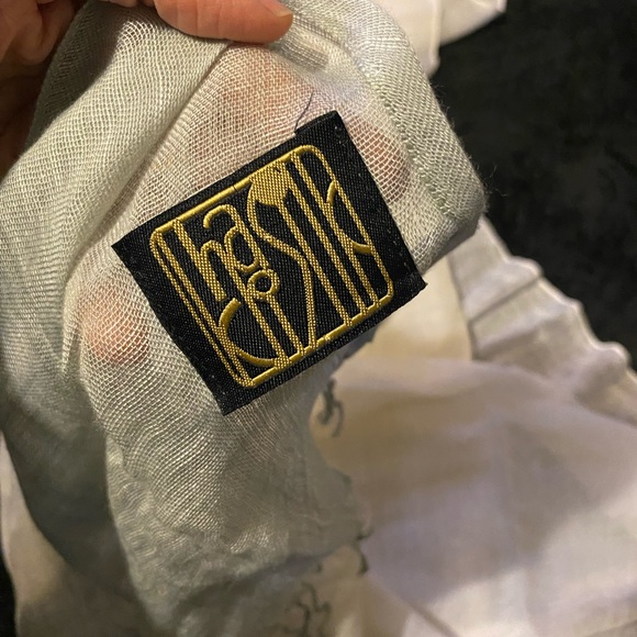 PRE OWNED SCARF IN VERY GOOD CONDITION - Picture 2 of 5